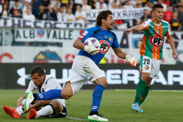 Loco Peric y un duelo ante Colo Colo en el estadio Monumental defendiendo a Cobresal. (Agencia Uno).