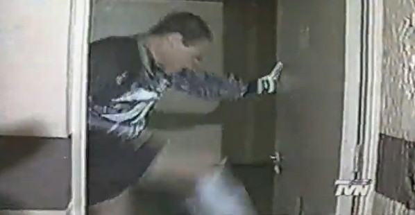 Vargas rompiendo la puerta del camarín de los árbitros.