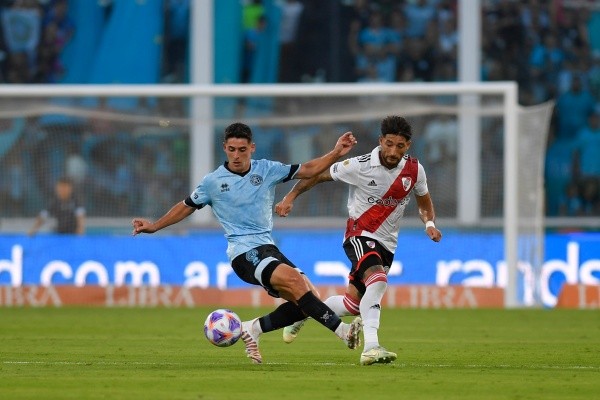 Bruno Zapelli disputa el balón con Milton Casco en un duelo entre Belgrano y River Plate. (Getty Images).