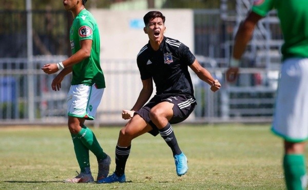 Ervin Vaca celebra un gol de Colo Colo ante Audax Italiano en la final del torneo Más que una pasión.