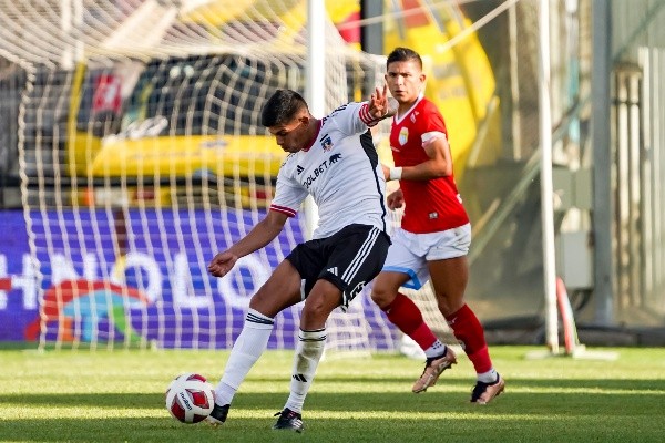 Esteban Pavez juega el balón ante la mirada de Felipe Flores en el triunfo de Colo Colo ante Magallanes. (Guille Salazar/RedGol).