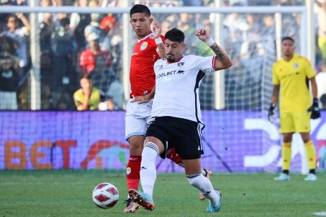 Matías de los Santos asoma como titular en el Superclásico del fútbol chileno. Foto: Agencia Uno.