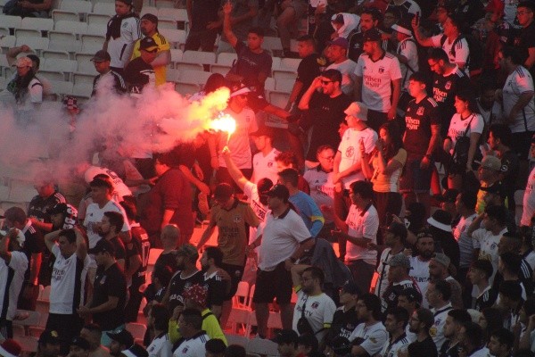 Bengalas y violencia empañaron el Superclásico 193 del fútbol chileno.