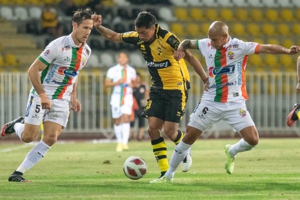 Luciano Cabral anotó un gol en la victoria de Coquimbo Unido, que podría perder los puntos que le ganó a Cobresal. (Agencia Uno).