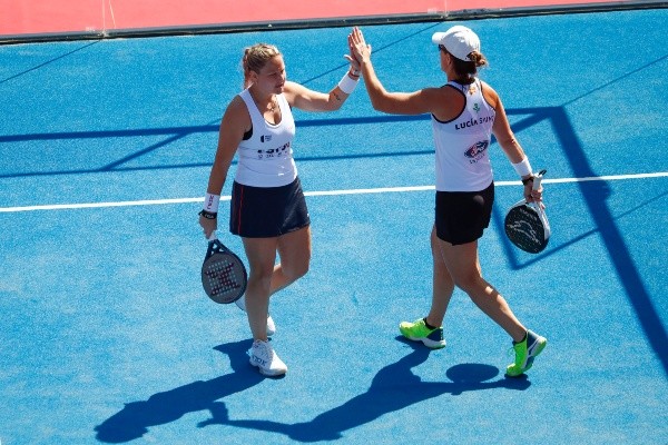 Aranzazú Osoro y Lucía Sainz se saludan tras ganar un punto en San Carlos de Apoquindo. | Foto: Chile Pádel Open