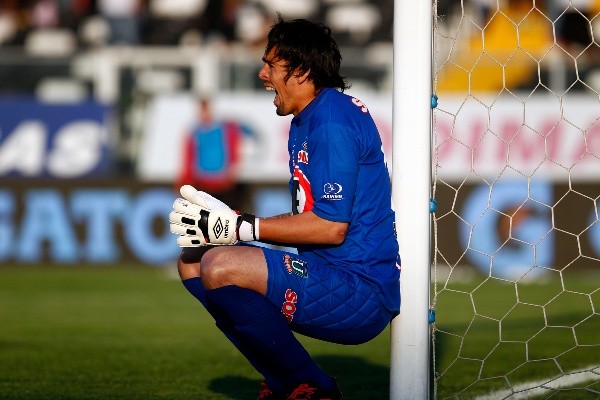 Arnaldo Giménez forma una barrera en el arco del Monumental con la camiseta de Unión La Calera. (Agencia Uno).