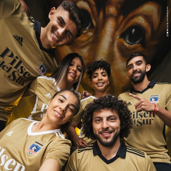 La tercera camiseta, de color dorado, que usará Colo Colo en este 2023. Falta todavía que se actualice el main sponsor por el de este año. | Foto: Colo Colo.