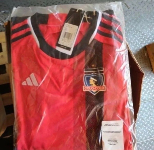 Pese a que todavía falta que sea oficializada, esta será la camiseta roja de Colo Colo para el 2023. | Foto: Archivo.