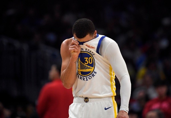 Stephen Curry sigue brillando pero a los Warriors les cuesta
