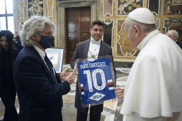 Sampdoria le envió una camiseta a Francisco.