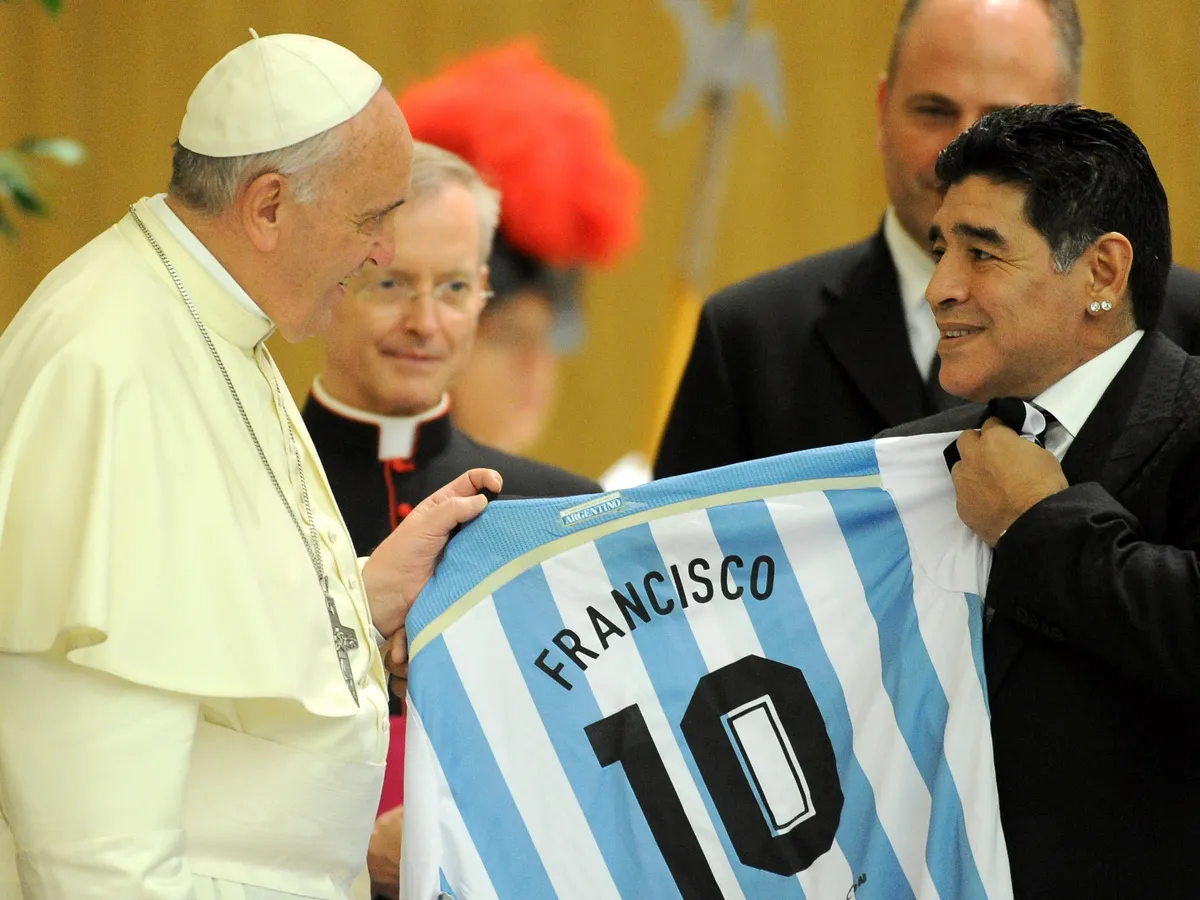 Diego Maradona también le regaló una camiseta a su compatriota.