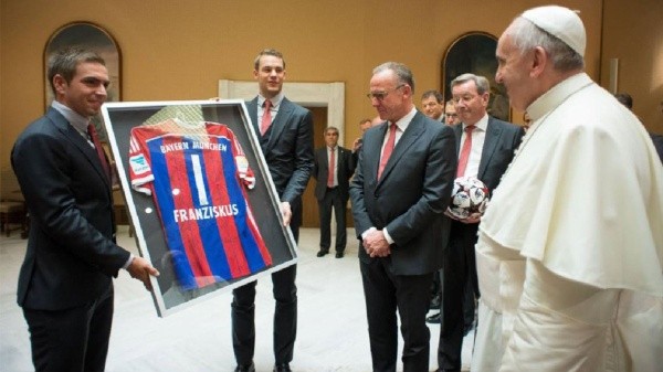 El Bayern Múnich, con Manuel Neuer y Philipp Lahm como representantes, también le hizo llegar un regalo a Francisco.