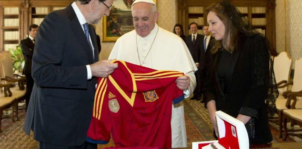 Papa Francisco con la camiseta de la selección de España.