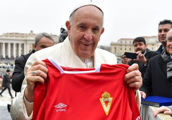 El futbolero Francisco I ha recibido muchísimas camisetas, entre ellas la del Murcia Fútbol Club de la tercera división de España.