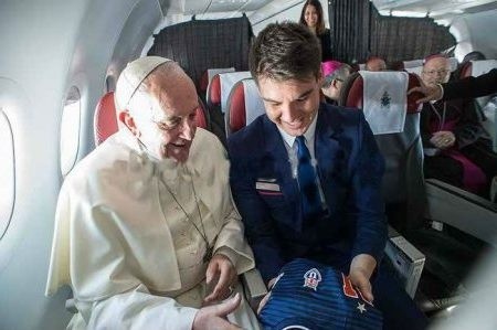 Desde Universidad de Chile también tuvieron la posibilidad de entregarle su indumentaria al Papa.