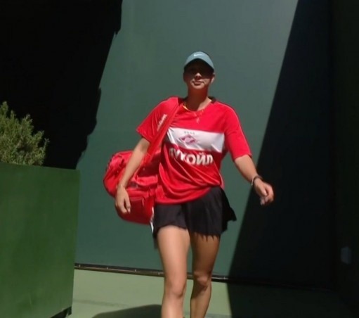 Potapova entrando a la cancha en Indian Wells con su camiseta del Spartak de Moscú. | Captura