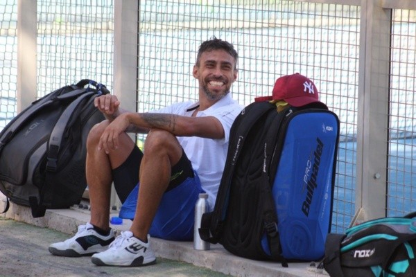 Valdivia goza tras jugar pádel con grandes estrellas de la disciplina. | Foto: Héctor Orrego