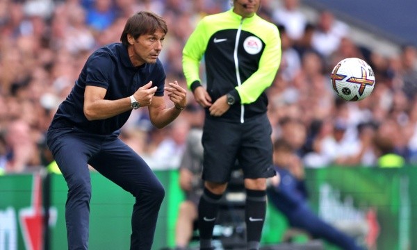 Antonio Conte todavía no puede empapar de su estampa ganadora al Tottenham. | Foto: Getty Images.