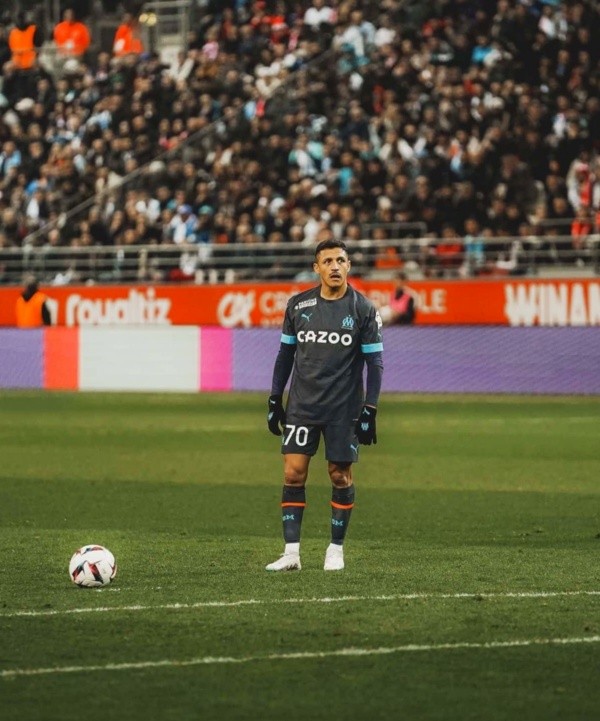 Alexis con la mira puesta en el arco rival antes del gol de tiro libre (Foto: OM)