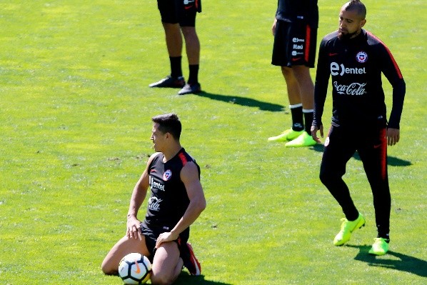 Alexis Sánchez y Arturo Vidal en una práctica de la Roja. (Agencia Uno).