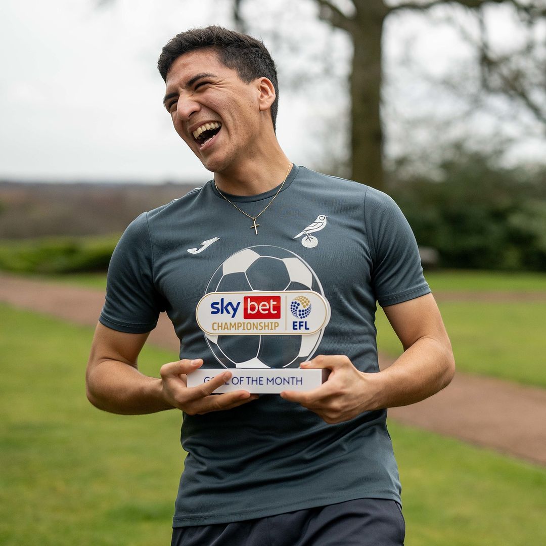 Marcelino Núñez ríe con su premio por marcar el mejor gol del mes en febrero. (Norwich City).