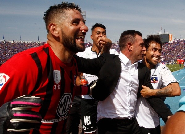 Pablo Guede es abrazado por Orion y Valdivia en el último partido que dirigió a Colo Colo, un Superclásico ante la U. (Agencia Uno).