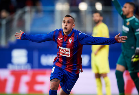 Fabián Orellana festeja el gol de penal que le anotó al Villarreal. (Getty Images).