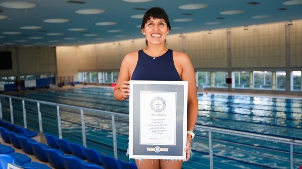 Bárbara Hernández con su certificado de Record Guinness | Foto: Rodrigo Siles, Prensa Club Deportivo Universidad Católica