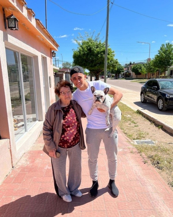 Pablo Solari junto a su abuelita en Arizona, su pueblo.