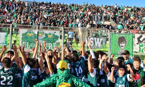 Los jugadores del Fútbol Joven festejando los títulos de Wanderers. | Foto: Santaigo Wanderers.
