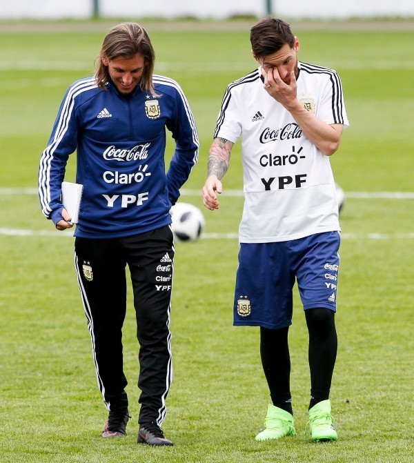 Sebastián Beccacece y Lionel Messi en una práctica de Argentina. (Getty Images).