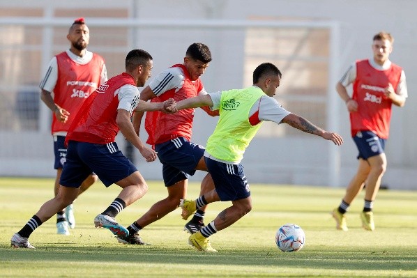 Esteban Pavez en acción durante una práctica de la Roja. (Carlos Parra | Comunicaciones FFCh).