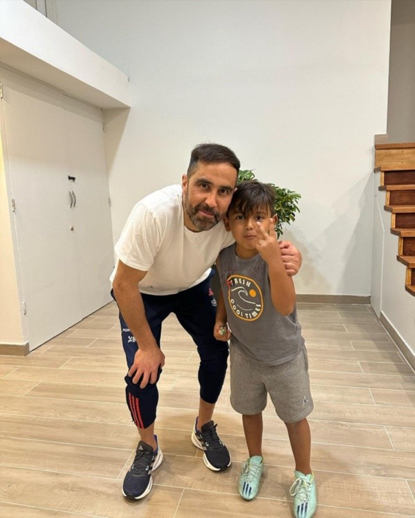 Claudio Bravo junto a Emiliano, el menor de los hijos de Vidal.