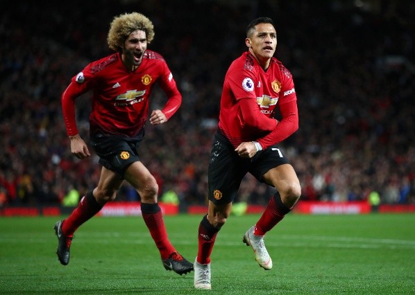 Alexis Sánchez festeja uno de los tantos que anotó en el Manchester United. Con él, grita el belga Marouane Fellaini. (Getty Images).