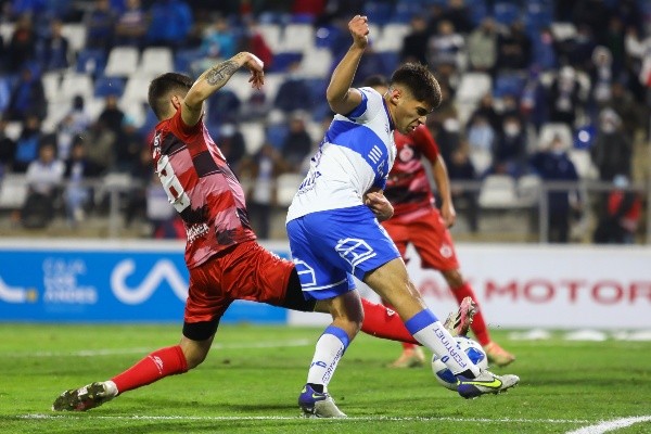 Bryan González en acción por la UC frente a Unión San Felipe en la Copa Chile 2022. (Agencia Uno).