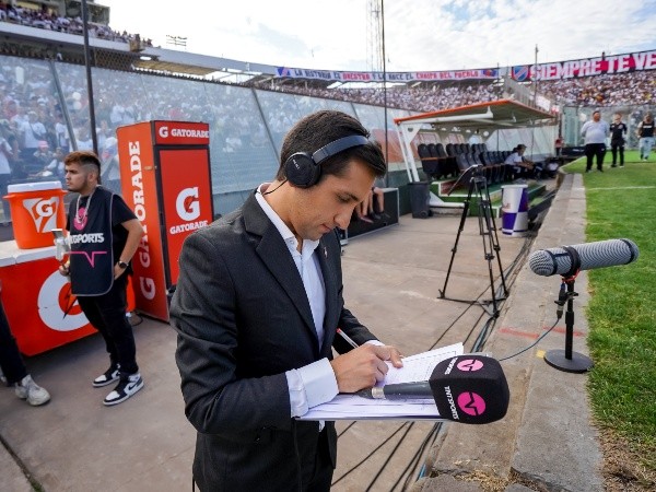 Daniel Arrieta reportea Colo Colo desde el 2020 para TNT Sports. | Foto: Guillermo Salazar.