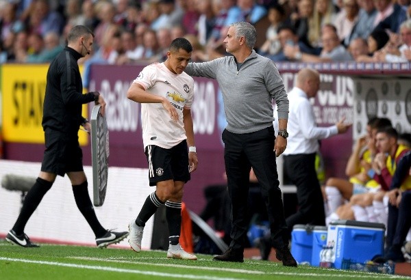 Otra imagen de Mourinho con Alexis Sánchez en el Manchester United. (Getty Images).