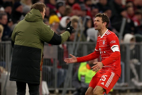 Julian Nagelsmann le da una instrucción a Thomas Müller en el Bayern Múnich. (Getty Images).