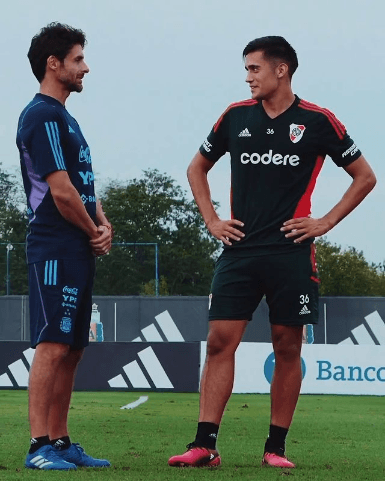 El encuentro entre Pablo Aimar y Pablo Solari. Foto: ESPN