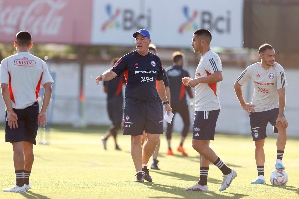 Berizzo entrega instrucciones en el entrenamiento de la selección chilena de cara al choque con Paraguay. | Foto: Carlos Parra | Comunicaciones FFCh