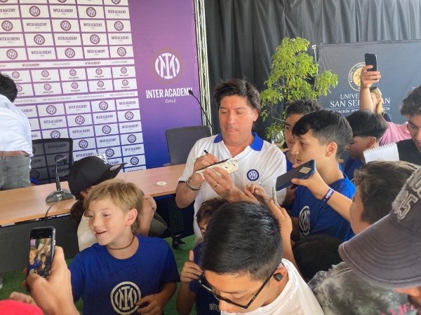 Zamorano compartió con niños de la Inter Academy y habló de Damián Pizarro