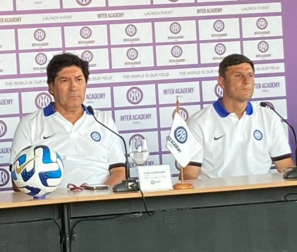 Zanetti en la conferencia que ofreció en Chile junto a Zamorano