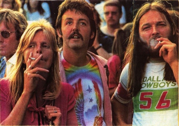 Paul y Linda McCartney junto a David Gilmour en aquella época. Foto: Archivo.