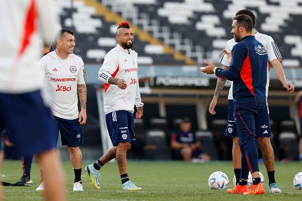 Medel, Vidal y Bravo serán titulares en la Roja ante Paraguay. (Carlos Parra | Comunicaciones FFCh).