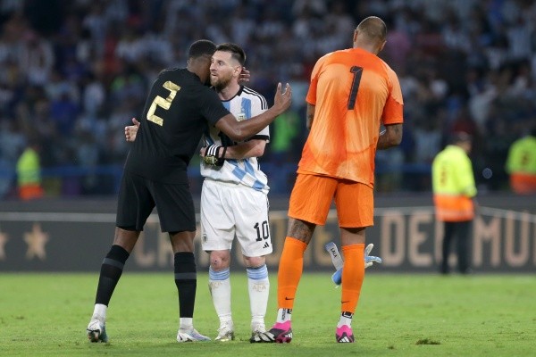 Messi fue muy saludado por sus rivales al finalizar el partido (Getty)