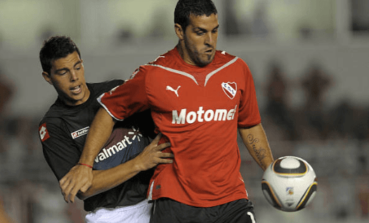 Fernando Meza por San Lorenzo marca a Darío Gandín de Independiente. (Getty Images).