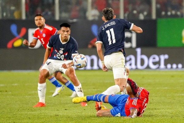 Julio César Enciso deja atrás a Arturo Vidal en el amistoso que Chile le ganó a Paraguay. (Guille Salazar/RedGol).