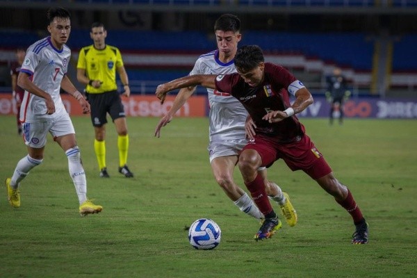 Telasco Segovia en acción frente a Chile en el Sudamericano Sub 20 de Colombia.