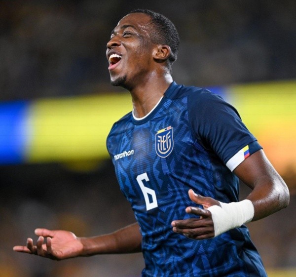 William Pacho festeja su primer gol para Ecuador.