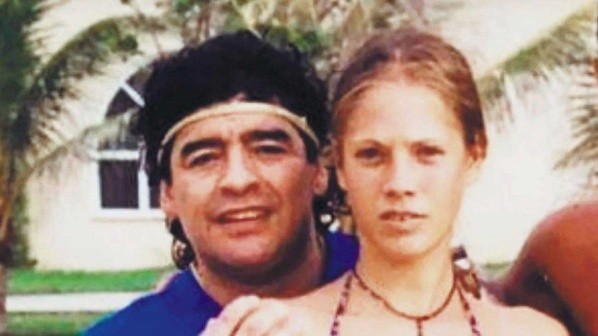 Diego Armando Maradona junto a Mavys Álvarez. | Foto: Archivo.